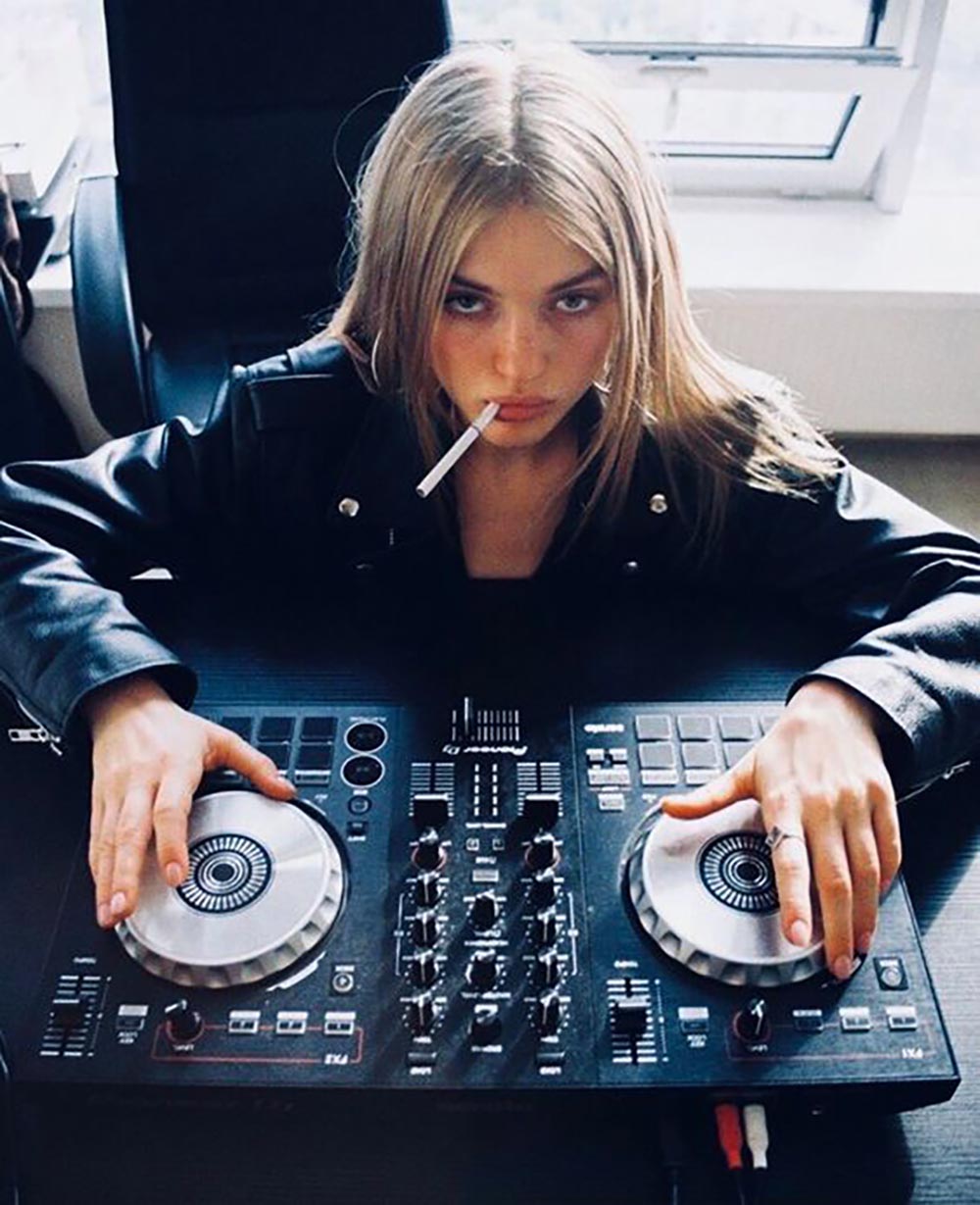 Female DJ 1