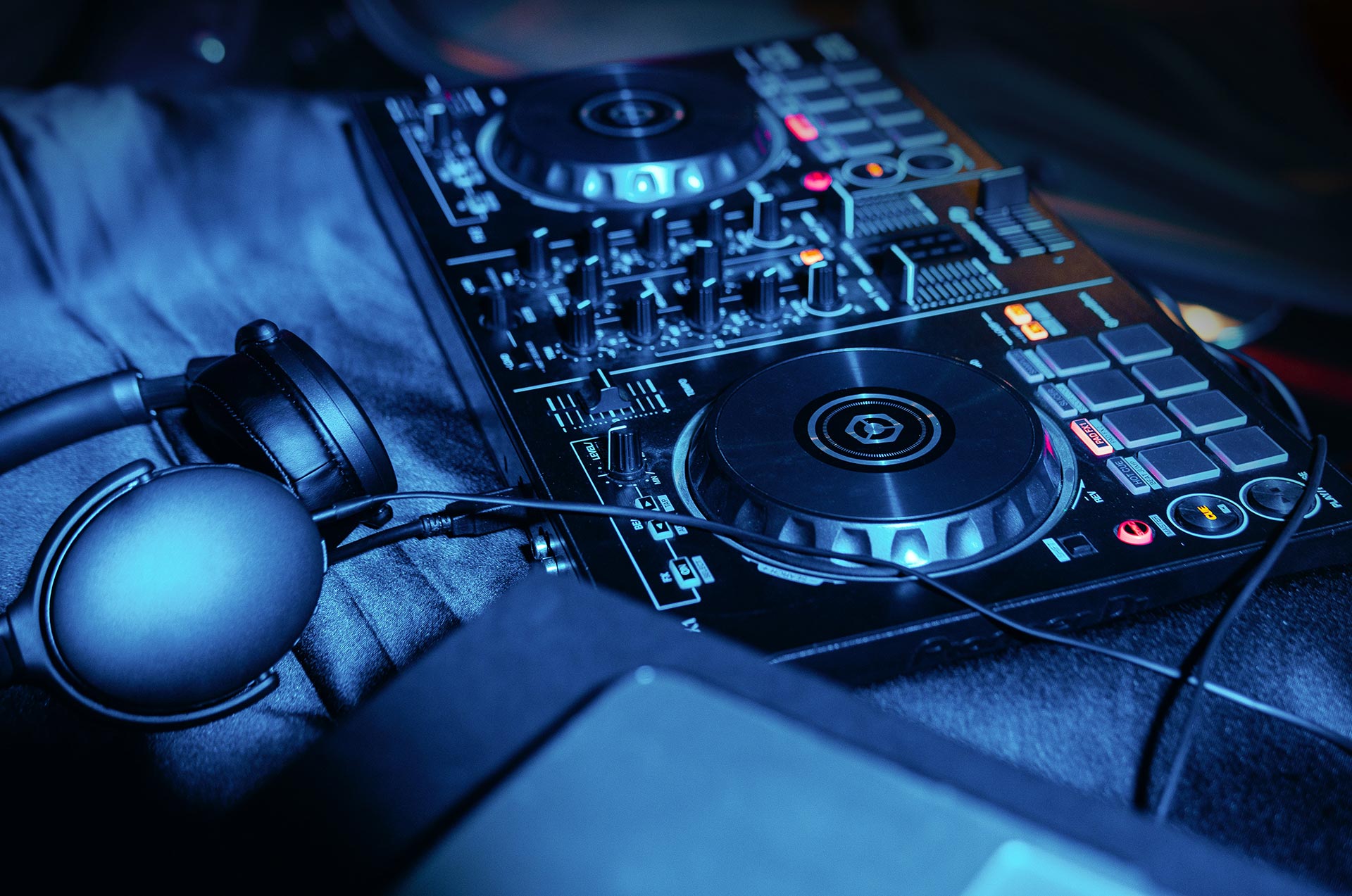 How DJs Always Know What Song To Play Next (No Panicking!)